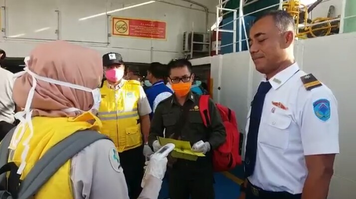 Kapal Feri di Situbondo Disterilkan, Semua Penumpang Dicek Suhu Tubuh