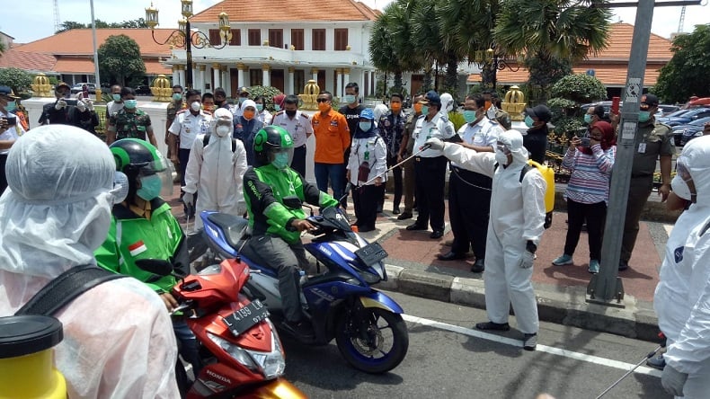 Pemprov Jatim Semprotkan Disinfektan Kepada Ratusan Ojol di Surabaya