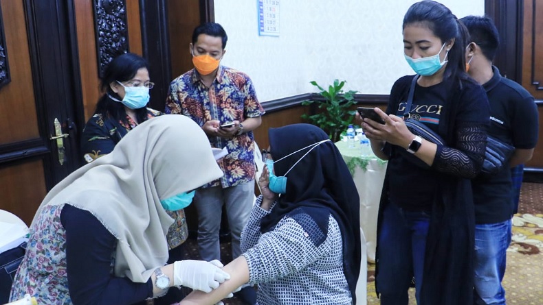 Wartawan yang Liputan di Rumah Dinas Khofifah Jalani Tes Covid-19