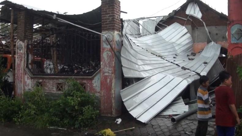 Angin Puting Beliung Landa 2 Desa di Mojokerto