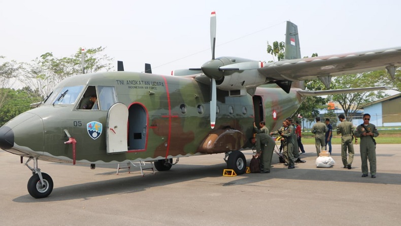Pesawat Cassa TNI AU Angkut Bahan Makanan Ditembaki OTK di Pegunungan Bintang