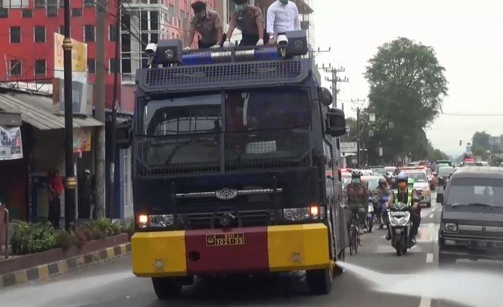Pemkab Cianjur Semprot Disinfektan di Jalan Protokol Pakai Water Canon