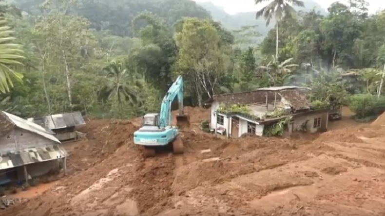 title Muncul Retakan Baru, Korban Longsor di Kulonprogo Diimbau Tak Pulang ke Rumah Muncul Retakan Baru, Korban Longsor di Kulonprogo Diimbau Tak Pulang ke Rumah
