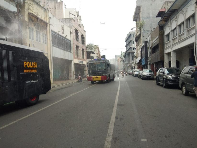 Cegah Corona, Polda Sumut Semprot Disinfektan ke Jalan Protokol di Medan