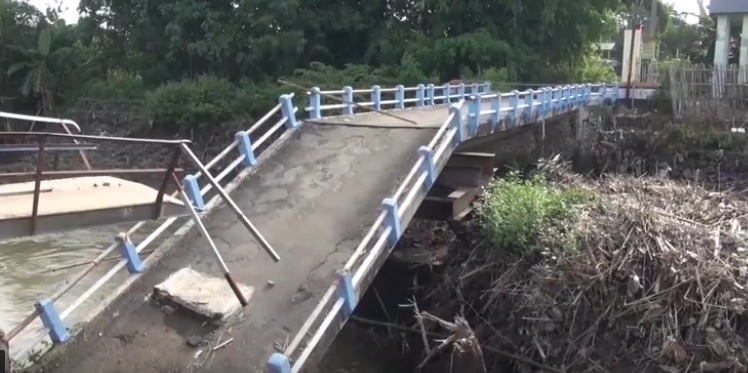 Jembatan Kali Kemiri di Desa Kupu Tegal Ambruk, Aktivitas Warga Terganggu