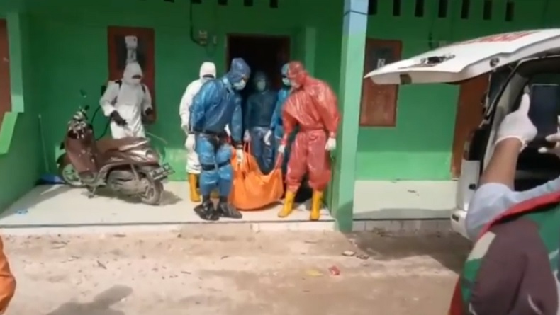 Video Viral Evakuasi Jasad Ojol Meninggal di Kendari dengan APD Jas Hujan
