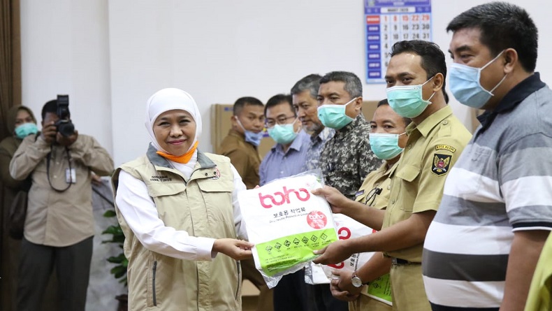 Gubernur Khofifah Bagikan 7.100 APD untuk 64 Rumah Sakit Rujukan Covid-19