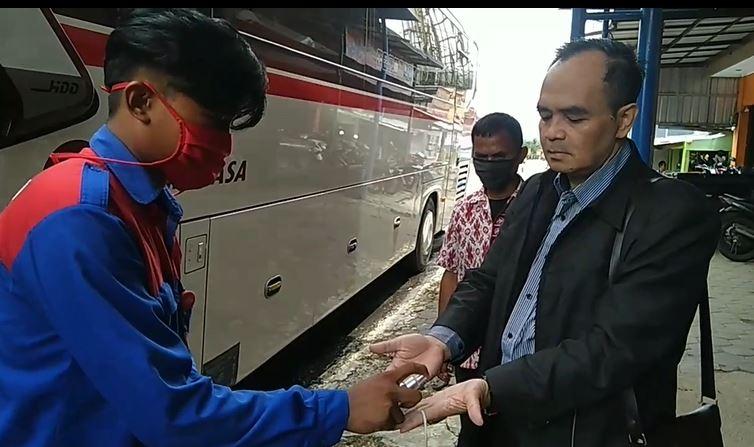  Antisipasi Corona, Penumpang Bus di Majalengka Disemprot Antiseptik