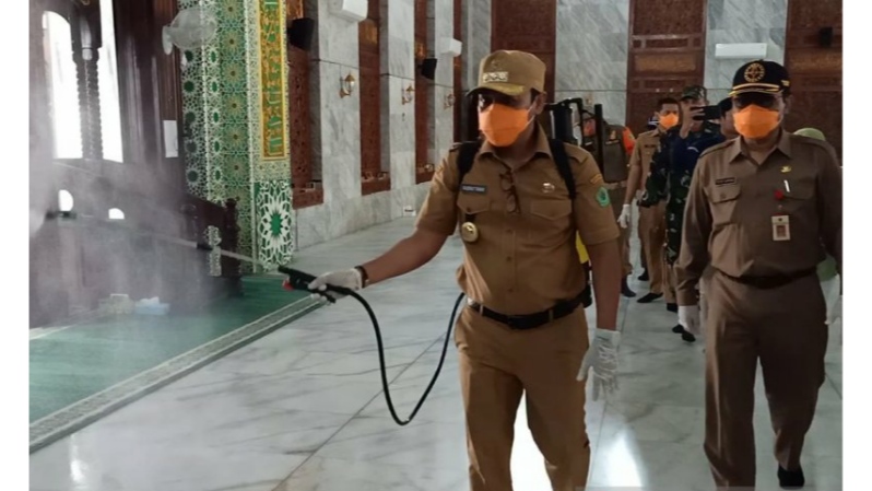 title Bupati Pamekasan Baddrut Tamam Terjun Langsung Semprot Masjid dengan Disinfektan Bupati Pamekasan Baddrut Tamam Terjun Langsung Semprot Masjid dengan Disinfektan