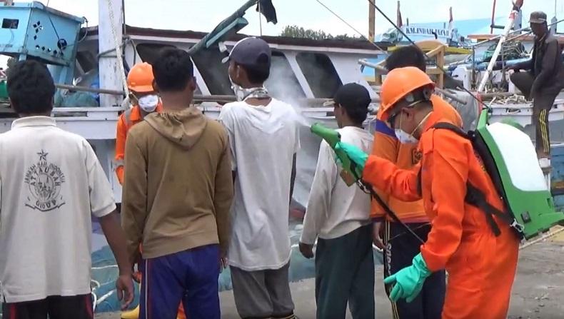 Tewas Mendadak, Jasad Nelayan Sumatera Diperiksa Petugas Pelabuhan Probolinggo
