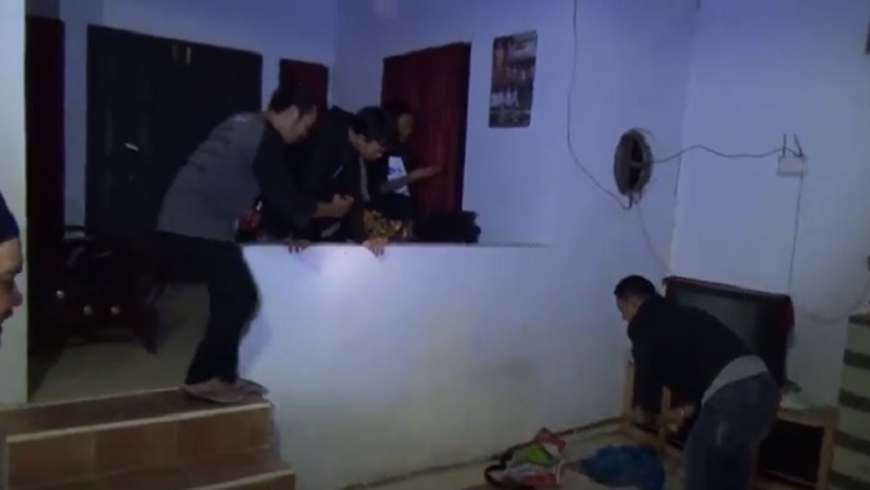 Asyik Nonton Berita Covid-19, Warga Wajo Kedatangan Kobra 1,5 Meter