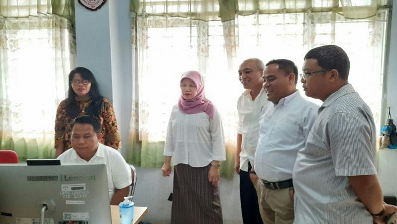 title Perdana, Mahasiswa Unimed Ujian Skripsi via Online dari Rumah Perdana, Mahasiswa Unimed Ujian Skripsi via Online dari Rumah