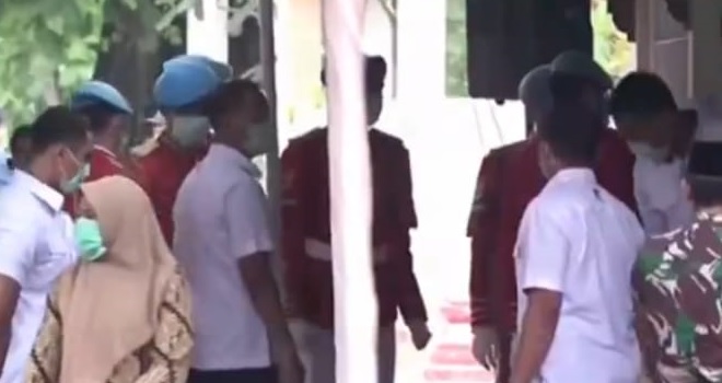 Jenazah Ibunda Jokowi Tiba di Area Permakaman