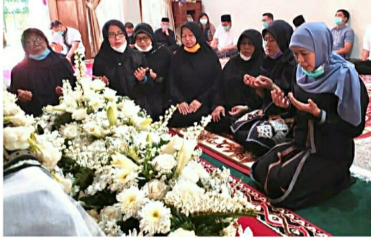 Kenangan Gubernur Khofifah terhadap Ibunda Joko Widodo: Pernah Diminta Almarhumah Pimpin Doa