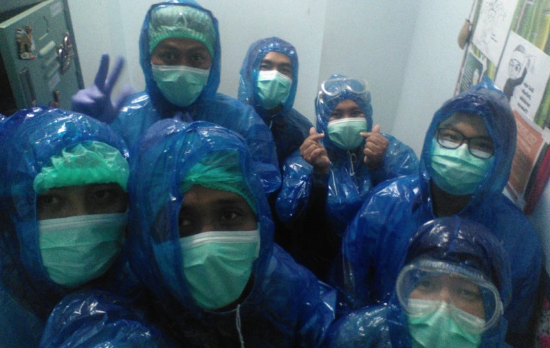 APD Langka, Tenaga Medis di RS PHC Surabaya Pakai Jas Hujan