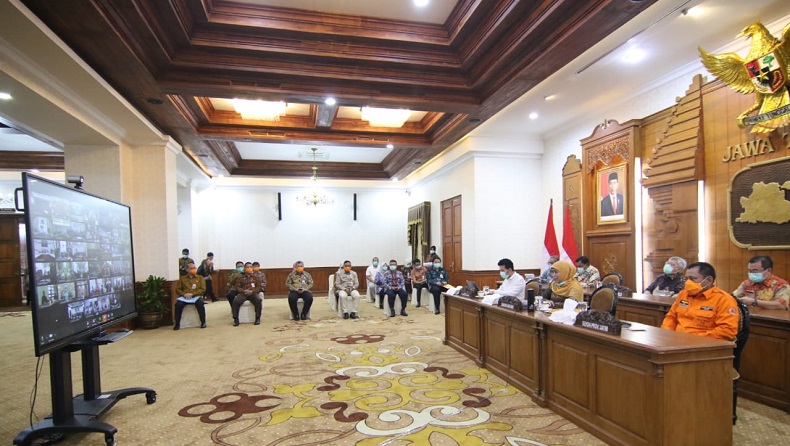 title Gubernur Khofifah Gelar Rapat Koordinasi dengan 38 Kepala Daerah Bahas Dampak Corona Gubernur Khofifah Gelar Rapat Koordinasi dengan 38 Kepala Daerah Bahas Dampak Corona