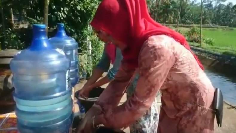 title Gelar Hajatan di Tengah Corona, Pengantin Ini Sediakan Galon untuk Cuci Tangan Gelar Hajatan di Tengah Corona, Pengantin Ini Sediakan Galon untuk Cuci Tangan