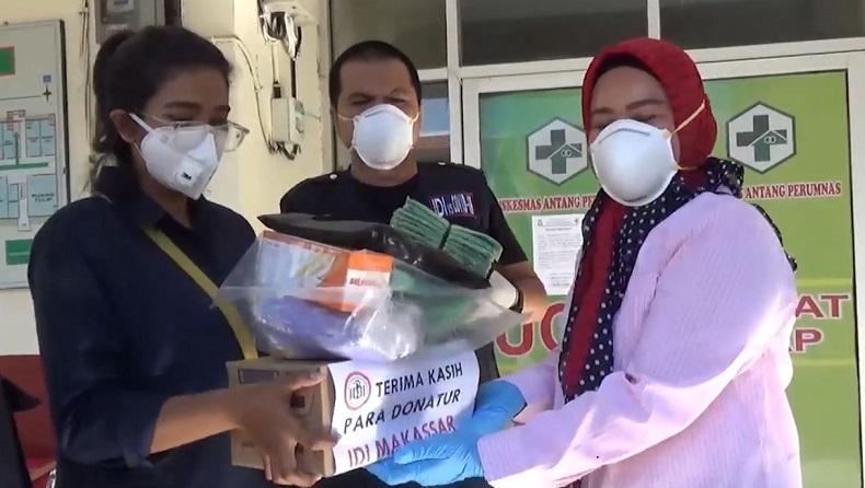 Tim Gabungan Semprot Puskesmas dan Bagikan APD untuk Tenaga Medis di Makassar