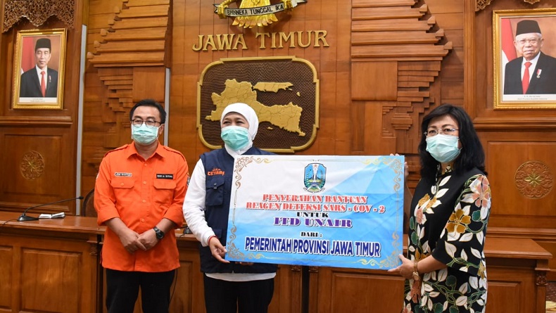 Gubernur Khofifah Serahkan Bantuan 2.600 Reagen PCR Pendeteksi SARS-CoV-2 untuk ITD Unair