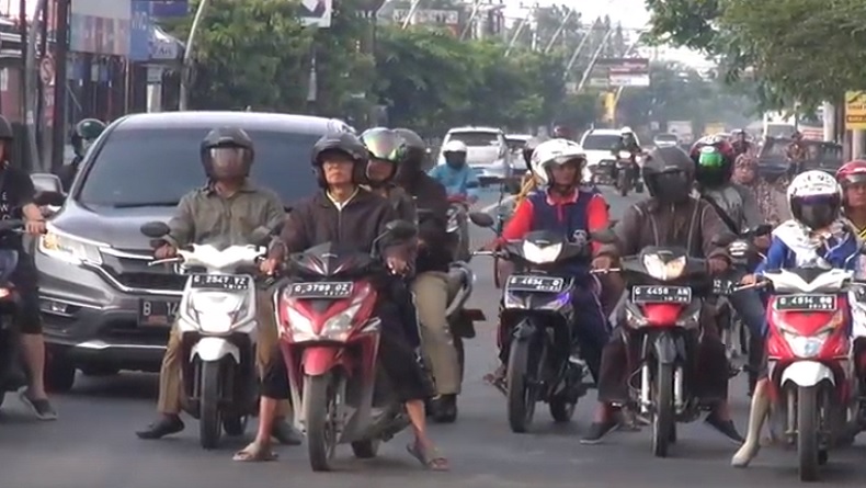 Tegal Lockdown Mulai Hari Ini, Warga Masih Keluyuran di Jalanan