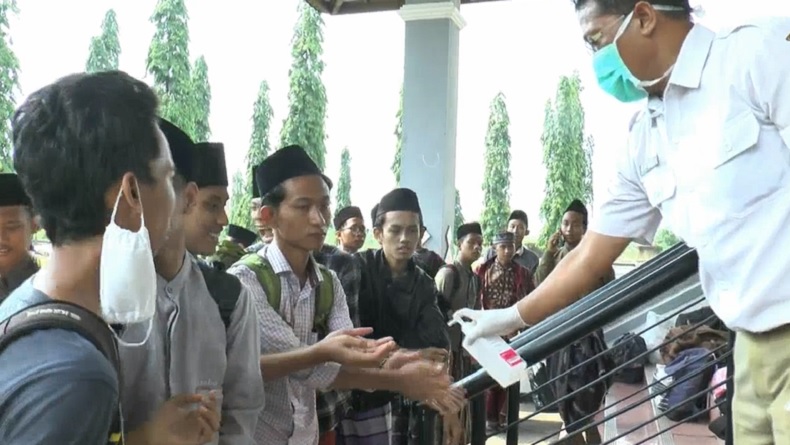 Rombongan Santri Rembang Jalani Tes Kesehatan sebelum Dipulangkan
