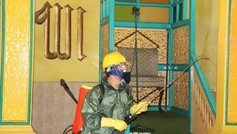 UISU Semprot Disinfektan 10 Masjid di Medan, Bantu Cegah Penularan Corona