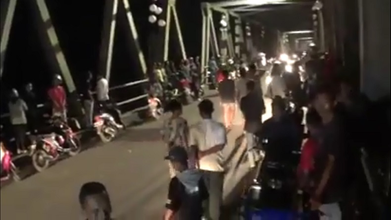 title Kerumunan Warga Sulit Dibubarkan saat Nonton Pencarian Ojol Tenggelam di Makassar Kerumunan Warga Sulit Dibubarkan saat Nonton Pencarian Ojol Tenggelam di Makassar