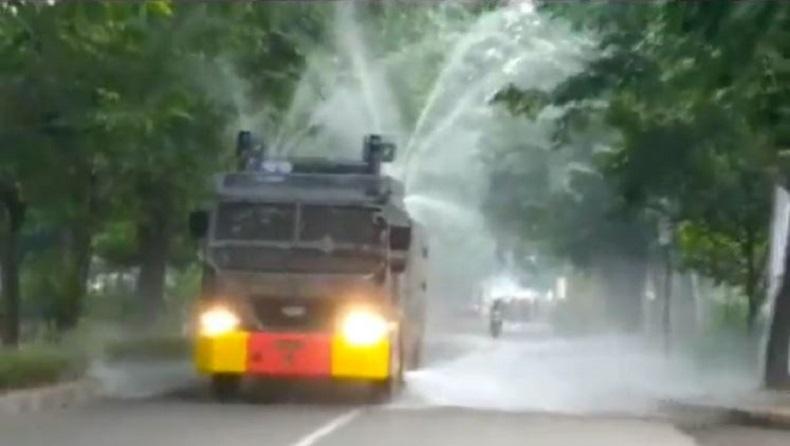 Cegah Penyebaran Corona, Pemkab Sidoarjo Kerahkan Mobil Damkar dan Water Cannon Semprot Disinfektan