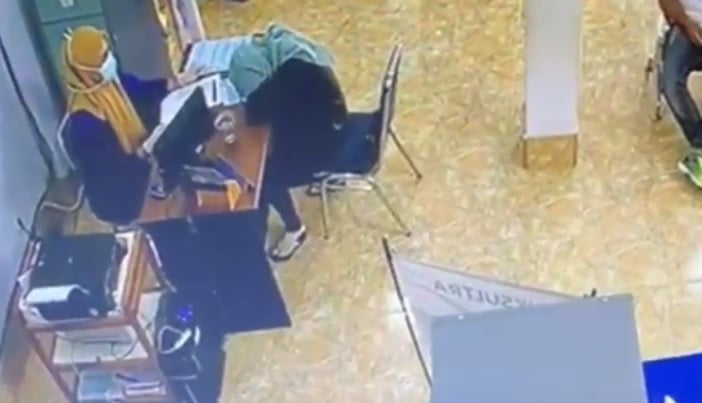 title Video Viral Perempuan Ambruk di Bank Dikira Corona Gegerkan Warga Wakatobi Video Viral Perempuan Ambruk di Bank Dikira Corona Gegerkan Warga Wakatobi