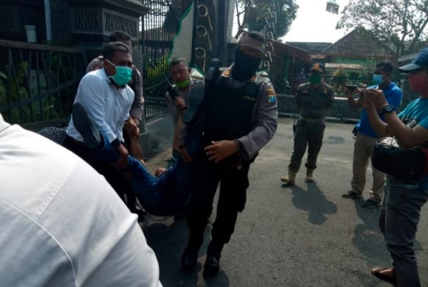 Oknum Wartawan Gebrak Mobil Bupati Tulungagung, Marah Kafe Ditutup akibat Corona