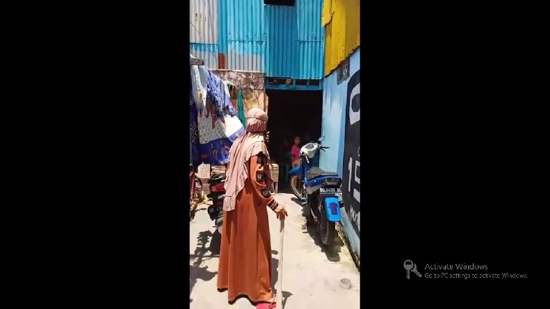 Gereget, Emak-Emak di Makassar Bawa Rotan Bubarkan Kerumunan Warga