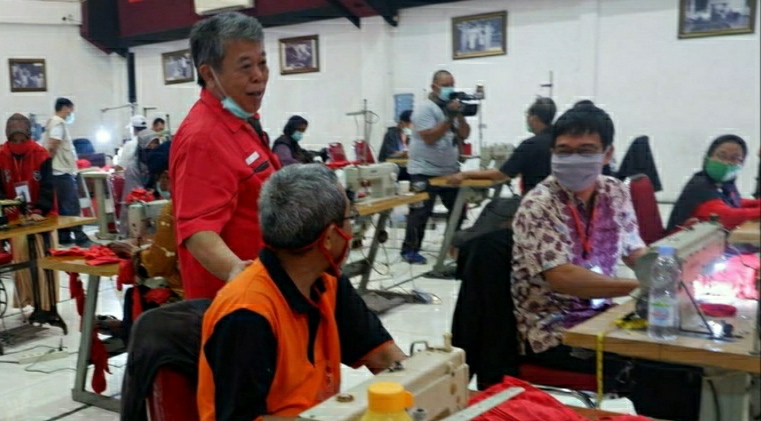 title PDI-P Jatim Himpun Penjahit dan Tukang Las untuk Produksi Masker dan Wastafel PDI-P Jatim Himpun Penjahit dan Tukang Las untuk Produksi Masker dan Wastafel