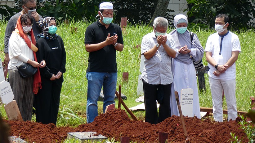Suasana Haru Pemakaman Korban Positif Covid-19, Keluarga Melihat dari Kejauhan - Bagian 5