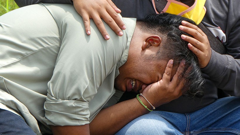 Suasana Haru Pemakaman Korban Positif Covid-19, Keluarga Melihat dari Kejauhan - Bagian 4