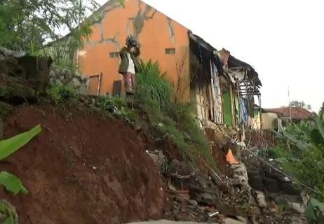 title 9 Rumah di Purwakarta Rusak Akibat Longsor, Warga Mengungsi 9 Rumah di Purwakarta Rusak Akibat Longsor, Warga Mengungsi