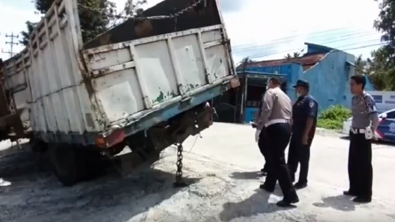 Truk Maut Tabrak 6 Kendaraan di Brebes Kelebihan Muatan 30 Ton