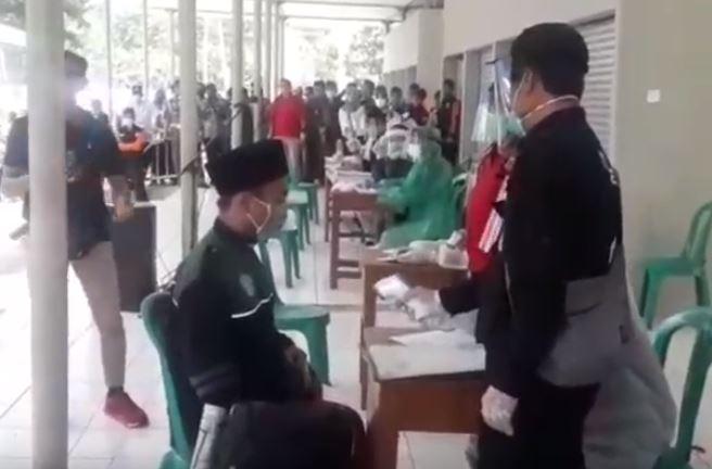 Ratusan Santri Lirboyo Diperiksa Kesehatan di Cianjur, Barang Bawaan Disemprot Disinfektan