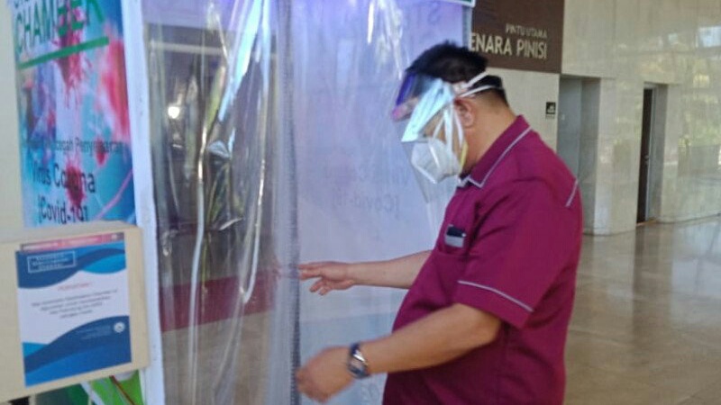 Mahasiswa Fakultas Teknik UNM Produksi Bilik Sterilisasi Khusus Tenaga Medis