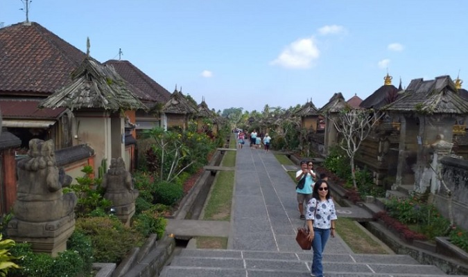 Terbersih di Dunia, Desa Penglipuran Disemprot Disinfektan 