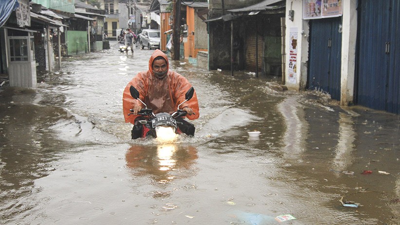 Hujan Deras, Kampung Panjang Citayam Terendam Banjir - Bagian 1