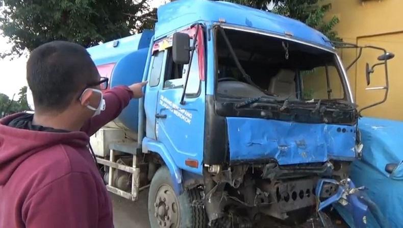 Mobil Tangki Solar Tabrak Truk dari Arah Berlawanan, Sopir Patah Kaki