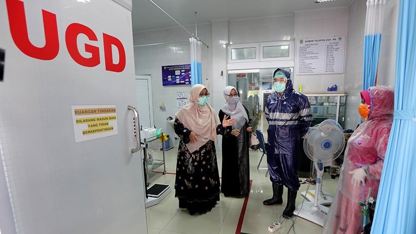 Petugas Medis Tingkat Puskesmas Gunakan Jas Hujan sebagai APD Virus Corona - Bagian 2