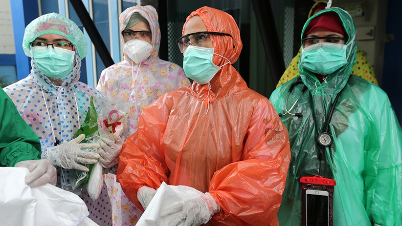 Petugas Medis Tingkat Puskesmas Gunakan Jas Hujan Sebagai Apd Virus Corona