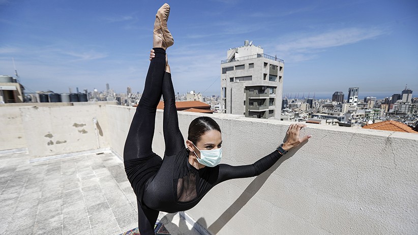 Melihat Aksi Penari Cantik Lebanon Berlatih Sambil Berjemur di Atas Gedung - Bagian 2