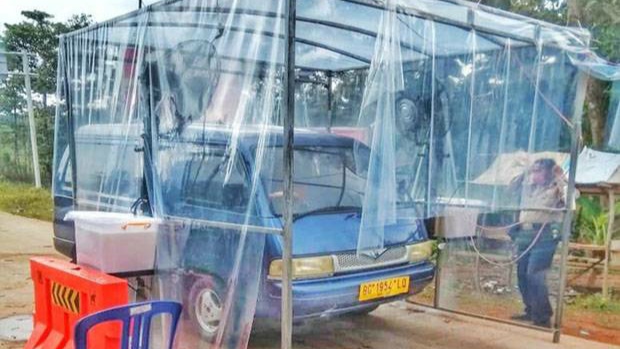Mau Masuk Wilayah PALI? Lewati Dulu Bilik Sterilisasi Mobil Ini