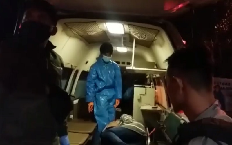 Dramatis, Satgas Covid-19 Evakuasi Warga Masamba yang Pingsan saat Cek Kesehatan