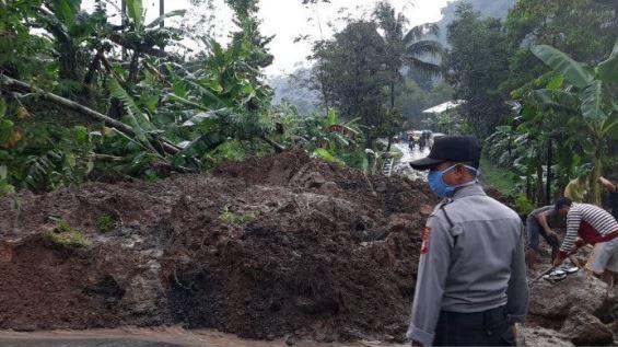 Jalan Sumedang Menuju Subang Terputus Akibat Tanah Longsor