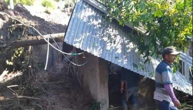 Longsor Rusak Sejumlah Rumah dan Kebun Warga di Enrekang