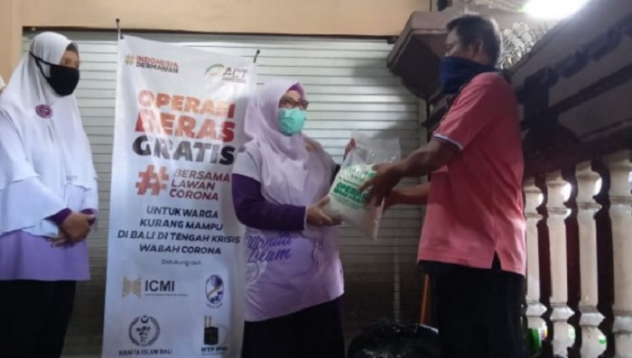 Komunitas Perempuan di Bali Bagikan Sembako untuk Warga Terdampak Virus Corona