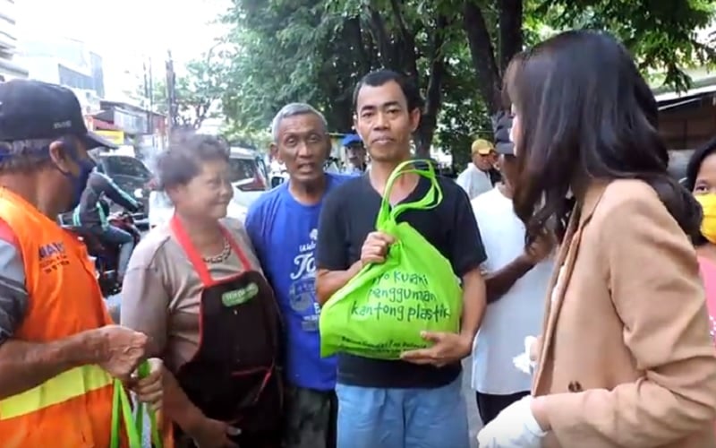 Geger Tukang Becak di Semarang Berebut Bantuan dari Dermawan Cantik
